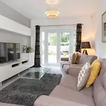 Holiday home Woodlea House With Free Parking