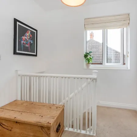Woodlea House With Free Parking Vakantiehuis *