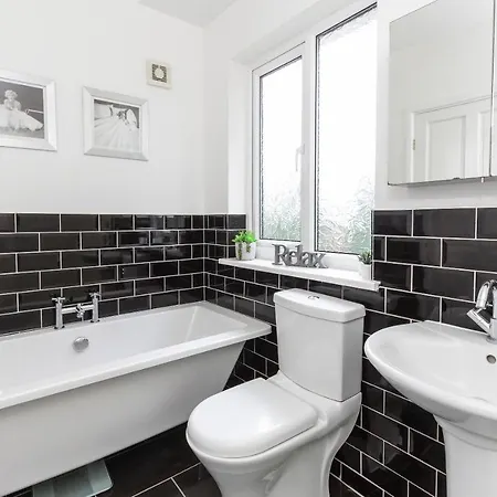 Woodlea House With Free Parking Vakantiehuis